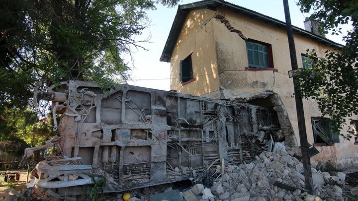 Απομακρύνθηκε το ένα βαγόνι του τρένου που έπεσε στο σπίτι στο Άδενδρο